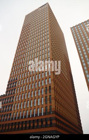 Des buidings autour du train, du métro et de la station de tramway Amsterdam Zuid en plein coeur du quartier financier des pays-Bas Banque D'Images