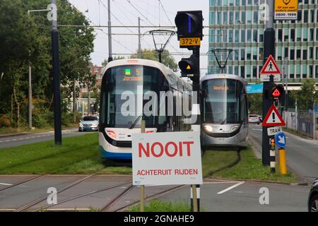 Le tram bleu et blanc Urbos 100 CAF est lancé sur la ligne 5 par GVB à la station Amsterdam Zuid Banque D'Images