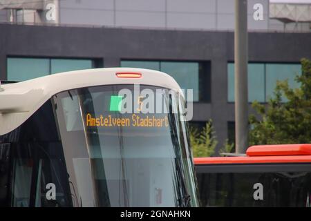 Le tram bleu et blanc Urbos 100 CAF est lancé sur la ligne 5 par GVB à la station Amsterdam Zuid Banque D'Images