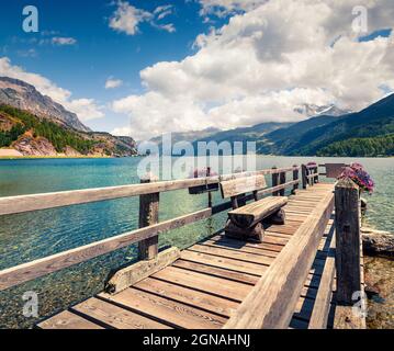 Jetée en bois sur le lac Sils. Vue matinale colorée dans les Alpes suisses, col de Maloja, haute Engadine dans le canton des Grisons, Suisse, Europe. Artistique Banque D'Images