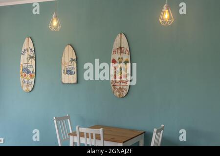 Ambiance relaxante d'une vieille planche de surf en bois penchée sur un mur à l'intérieur d'un café Banque D'Images