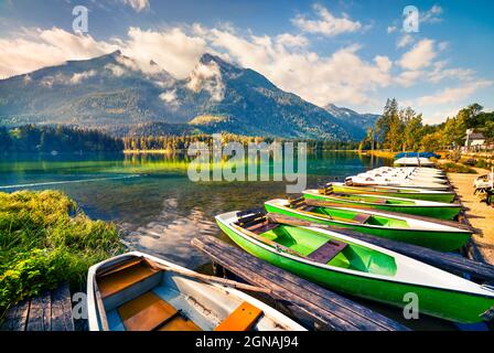 Scène estivale de Colorsul sur le lac Hintersee avec des lancements de plaisir blancs. Scène matinale ensoleillée dans les Alpes autrichiennes. Salzburg-Umgebung, Autriche, Europe. Banque D'Images