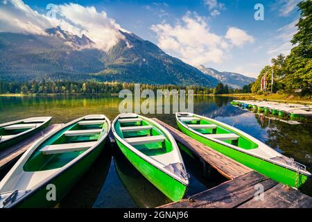 Matin d'été de Colorsul sur le lac Hintersee avec des lancements de plaisir blancs. Magnifique scène matinale dans les Alpes autrichiennes. Salzburg-Umgebung, Autriche, Europ Banque D'Images