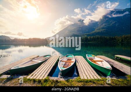 Colorsul lever de soleil d'été sur le lac Hintersee avec des lancements de plaisir blancs. Scène matinale ensoleillée dans les Alpes autrichiennes. Salzburg-Umgebung, Autriche, Europe. Banque D'Images