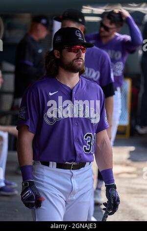 Denver CO, États-Unis. 23 septembre 2021. Ryan Vilade, outfielder du Colorado (31) dans le dugout pendant le match avec Los Angeles Dodgers et Colorado Rockies tenu à Coors Field dans Denver Co. David Seelig/Cal Sport Medi. Crédit : csm/Alay Live News Banque D'Images