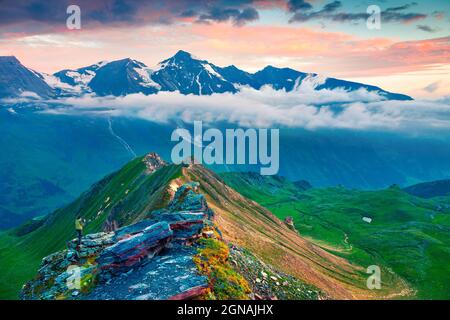 Photographe Prenez une photo de la chaîne de montagnes Grossglockner de Grossglockner High Alpine Road. Lever de soleil coloré dans les Alpes autrichiennes, Zell am See distri Banque D'Images