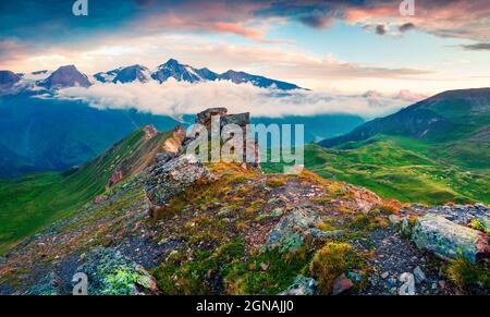 Le matin d'été, vue sur la chaîne de montagnes de Grossglockner depuis Grossglockner High Alpine Road. Lever de soleil coloré dans les Alpes autrichiennes, quartier Zell am See, stat Banque D'Images