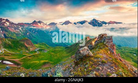 Vue superbe depuis un œil d'oiseau sur Grossglockner High Alpine Road. Coucher de soleil d'été coloré dans les Alpes autrichiennes, quartier Zell am See, état de Salzbourg, Aust Banque D'Images