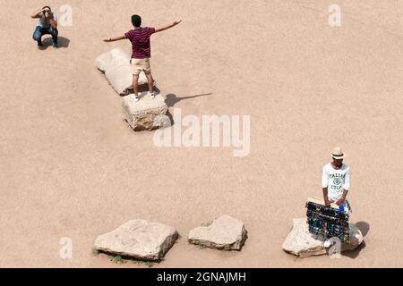 Rome,Lazio Region,Italie:deux jeunes touristes à Rome, l'un d'eux est photographié avec le Colisée derrière lui. Banque D'Images