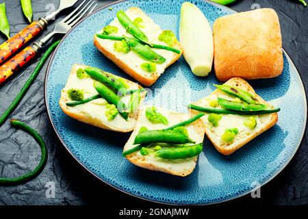 Bruschetta de légumes frais avec chou et pois verts. Aliments sains Banque D'Images