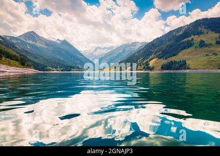 Reflet de la chaîne de montagnes de Richterspitze dans l'eau pure du lac Speicher Durlassboden. Schwaz district dans l'état du Tyrol de l'Autriche, Euro Banque D'Images