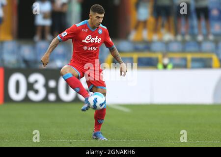 Le défenseur italien Giovanni Di Lorenzo de SSC Napoli contrôle le ballon lors de la série Un match de football entre Sampdoria et Napoli au stade Luigi Ferraris, Genova, Italie, le 23 2021 septembre. Banque D'Images