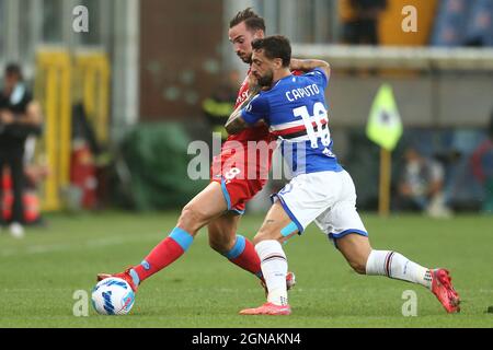 Le milieu de terrain espagnol de SSC Napoli Fabian Ruiz remet au défi le ballon avec le joueur italien de Sampdoria Francesco Caputo pendant la série Un match de football entre Sampdoria et Napoli au stade Luigi Ferraris, à Gênes, en Italie, le 23 2021 septembre. Banque D'Images