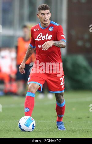 Le défenseur italien Giovanni Di Lorenzo de SSC Napoli contrôle le ballon lors de la série Un match de football entre Sampdoria et Napoli au stade Luigi Ferraris, Genova, Italie, le 23 2021 septembre. Banque D'Images