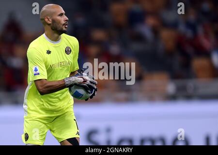 Niki Maenpaa de Venezia FC contrôle le ballon pendant la série Un match entre AC Milan et Venezia FC au Stadio Giuseppe Meazza le 22 2021 septembre à Milan, Italie. Banque D'Images