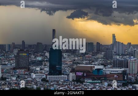 Bangkok, thaïlande - 29 juillet 2020 : belle vue de la ville de Bangkok avant la pluie au coucher du soleil crée un sentiment de détente pour le reste de la journée. Sélection Banque D'Images