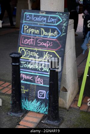 Liste des aliments disponibles sur un tableau noir au marché agricole de Stroud, Gloucestershire, Royaume-Uni Banque D'Images