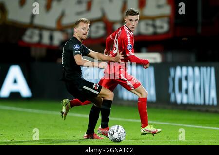 ENSCHEDE, PAYS-BAS - SEPTEMBRE 23 : Dani de Wit d'AZ et Daan Rots du FC Twente pendant le match néerlandais Eredivisie entre le FC Twente et AZ au de Grolsch Veste le 23 septembre 2021 à Enschede, pays-Bas (photo de Peter Lous/Orange Pictures) Banque D'Images