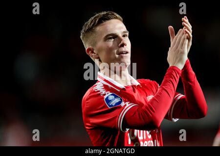 ENSCHEDE, PAYS-BAS - SEPTEMBRE 23 : Daan Rots du FC Twente applaudit lors du match néerlandais Eredivisie entre le FC Twente et AZ au de Grolsch Veste le 23 septembre 2021 à Enschede, pays-Bas (photo de Peter Lous/Orange Pictures) Banque D'Images