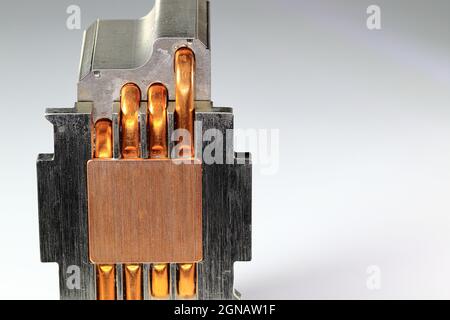 Une vue rapprochée du refroidisseur passif du processeur avec l'ailette en aluminium et la structure du conduit de chaleur en cuivre s'isolent sur fond blanc. Banque D'Images