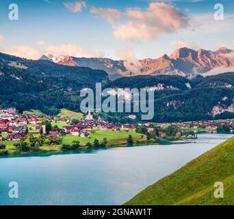 Vue d'été sur le lac Lungerersee. Scène matinale colorée dans les Alpes suisses, village de Lungern, Suisse, Europe. Post-process de style artistique Banque D'Images