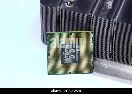 Gros plan processeur haute performance avec dissipateur thermique en aluminium et cuivre isolé sur fond blanc. Banque D'Images