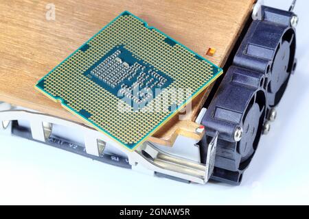 Processeur haute performance à gros plan avec dissipateur thermique actif en aluminium et en cuivre isolé sur fond blanc. Banque D'Images