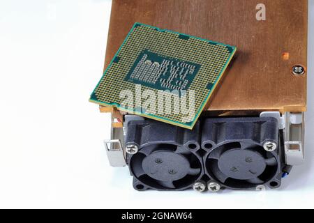 Processeur haute performance à gros plan avec dissipateur thermique actif en aluminium et en cuivre isolé sur fond blanc. Banque D'Images