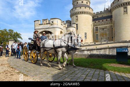 Présentation de calèches d'époque dans le château de Pierrefonds à l'occasion des Journées européennes du patrimoine. Banque D'Images