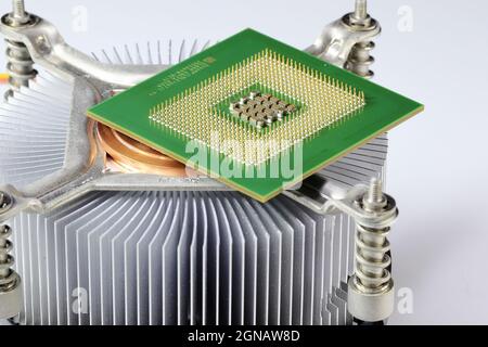Processeur haute performance à gros plan avec dissipateur thermique actif en aluminium et en cuivre isolé sur fond blanc. Banque D'Images