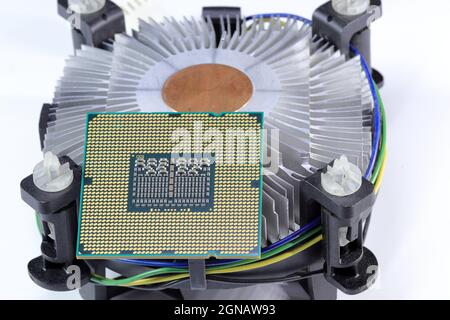 Processeur haute performance à gros plan avec dissipateur thermique actif en aluminium et en cuivre isolé sur fond blanc. Banque D'Images