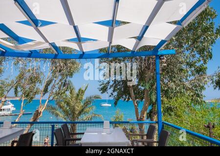 Terrasse ouverte avec table en bois vide et chaise avec chaises et vue sur la mer, table sur la terrasse. Banque D'Images