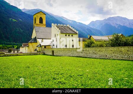 L'Abbaye de Saint-Jean est un ancien monastère bénédictin de la commune suisse de Val Müstair, dans le canton des Grisons. Banque D'Images