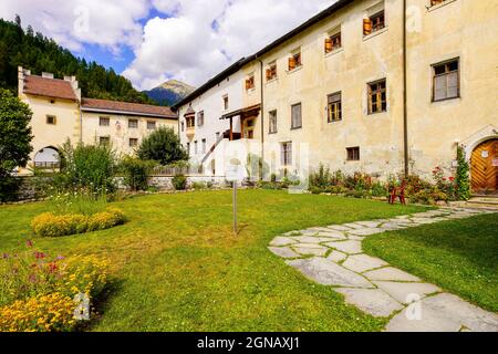 L'Abbaye de Saint-Jean est un ancien monastère bénédictin de la commune suisse de Val Müstair, dans le canton des Grisons. Banque D'Images