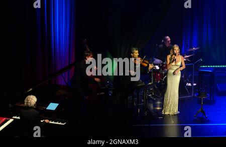 Berlin, Allemagne. 17 septembre 2021. La chanteuse Ute Lemper chante à son spectacle 'Rendezvous with Marlene' au Wintergarten à Berlin Tiergarten. La pièce musicale est basée sur la conversation téléphonique d'Ute Lemper avec Marlene Dietrich. Crédit : XAMAX/dpa/Alay Live News Banque D'Images