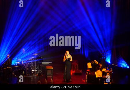 Berlin, Allemagne. 17 septembre 2021. La chanteuse Ute Lemper chante à son spectacle 'Rendezvous with Marlene' au Wintergarten à Berlin Tiergarten. La pièce musicale est basée sur la conversation téléphonique d'Ute Lemper avec Marlene Dietrich. Crédit : XAMAX/dpa/Alay Live News Banque D'Images