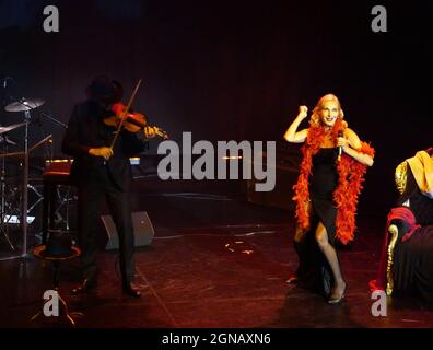 Berlin, Allemagne. 17 septembre 2021. La chanteuse Ute Lemper chante à son spectacle 'Rendezvous with Marlene' au Wintergarten à Berlin Tiergarten. La pièce musicale est basée sur la conversation téléphonique d'Ute Lemper avec Marlene Dietrich. Crédit : XAMAX/dpa/Alay Live News Banque D'Images