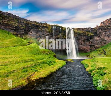 Superbe vue du matin sur la chute d'eau de Seljalandfoss sur la rivière Seljalandsa. Scène estivale colorée sur la côte sud de l'Islande, en Europe. Post proce de style artistique Banque D'Images