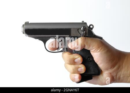 Mains droites tenant un pistolet semi-automatique compact visant la cible avec interrupteur de sécurité en position de sécurité, isolé sur fond blanc. Banque D'Images