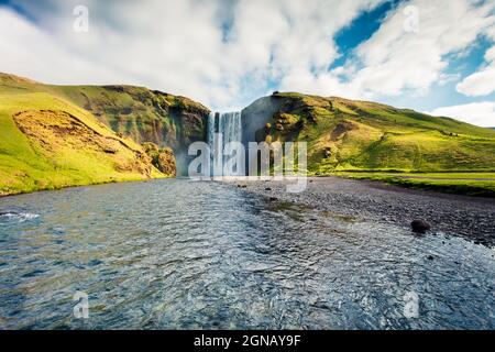 Superbe vue d'été sur la cascade de Skogafoss sur la rivière Skoga. Scène estivale colorée en Islande, en Europe. Photo post-traitée de style artistique. Banque D'Images