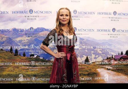 Berlin, Allemagne. 17 septembre 2021. Le boxeur Regina Halmich célèbre à l'ouverture de l'Oktoberfest au pub Hofbräu sur Alexanderplatz. Crédit : XAMAX/dpa/Alay Live News Banque D'Images