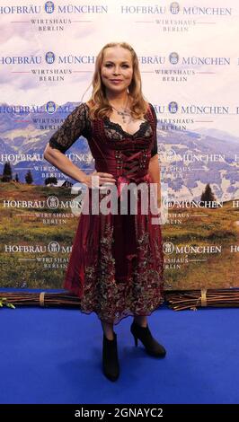 Berlin, Allemagne. 17 septembre 2021. Le boxeur Regina Halmich célèbre à l'ouverture de l'Oktoberfest au pub Hofbräu sur Alexanderplatz. Crédit : XAMAX/dpa/Alay Live News Banque D'Images