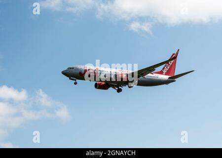 Jet2 Boeing 737-8MG approchant de l'aéroport de Birmingham, Royaume-Uni Banque D'Images