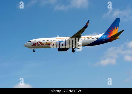 Jet2 Boeing 737-8MG à l'approche de l'aéroport de Birmingham, Royaume-Uni (G-JZHK) Banque D'Images