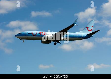 TUI Airways Boeing 737-8K5 en approche de l'aéroport de Birmingham, Royaume-Uni (G-TUKO) Banque D'Images