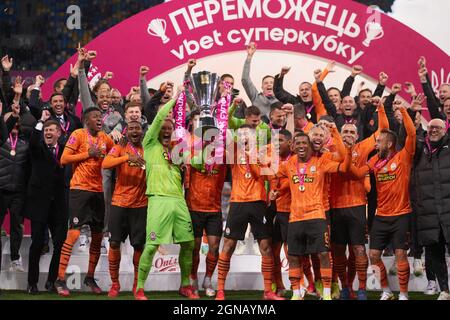 KIEV, UKRAINE - 22 SEPTEMBRE 2021: Les joueurs gagnants du match de football de la Super Cup Ukrainian FC Shakhtar vs FC Dynamo Banque D'Images