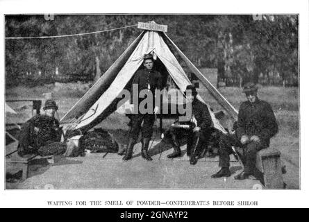 Confederates avant la bataille de Shilo [la bataille de Shiloh (également connue sous le nom de bataille de Pittsburg Landing) était une première bataille dans le Western Theatre of the American civil War, qui a eu lieu du 6 au 7 avril 1862, Dans le sud-ouest du Tennessee.] du livre ' la guerre civile à travers l'appareil photo ' des centaines de photographies vives réellement prises à l'époque de la guerre civile, seize reproductions en couleur de célèbres peintures de guerre. Le nouveau texte historique par Henry W. Elson. A. Histoire illustrée complète de la guerre civile Banque D'Images