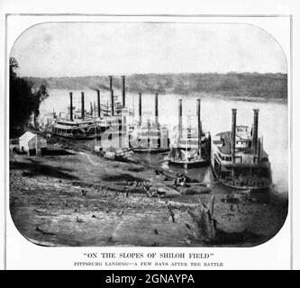 Bateaux fluviaux à Pittsburg Landing, sur Tennessee RiverAfter the Battle of Shilo from the Book ' The civil war through the camera ' des centaines de photos vivantes réellement prises à l'époque de la guerre de Sécession, seize reproductions en couleur de célèbres tableaux de guerre. Le nouveau texte historique par Henry W. Elson. A. Histoire illustrée complète de la guerre civile Banque D'Images