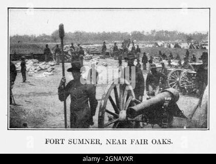 Viser les armes à Fair Oaks [la bataille de Seven Pines, également connue sous le nom de Battle of Fair Oaks ou Fair Oaks Station, a eu lieu les 31 mai et 1er juin 1862, dans le comté de Henrico, en Virginie, dans le cadre de la campagne Peninsula de la guerre civile américaine. C'était le point culminant d'une offensive sur la péninsule de Virginie par le général de l'Union, George B. McClellan, Dans laquelle l'armée du Potomac a atteint la périphérie de Richmond]. Du livre ' la guerre civile à travers la caméra ' des centaines de photos vivantes réellement prises en temps de guerre civile, seize reproductions en couleur de célèbres peintures de guerre. Le nouveau Banque D'Images