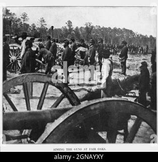 Viser les armes à Fair Oaks [la bataille de Seven Pines, également connue sous le nom de Battle of Fair Oaks ou Fair Oaks Station, a eu lieu les 31 mai et 1er juin 1862, dans le comté de Henrico, en Virginie, dans le cadre de la campagne Peninsula de la guerre civile américaine. C'était le point culminant d'une offensive sur la péninsule de Virginie par le général de l'Union, George B. McClellan, Dans laquelle l'armée du Potomac a atteint la périphérie de Richmond]. Du livre ' la guerre civile à travers la caméra ' des centaines de photos vivantes réellement prises en temps de guerre civile, seize reproductions en couleur de célèbres peintures de guerre. Le nouveau Banque D'Images